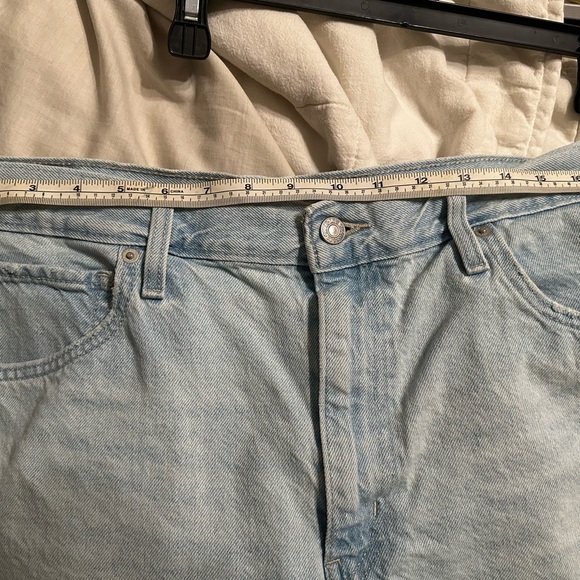 Levi’s High Rise Mom Short - Picture 9 of 10